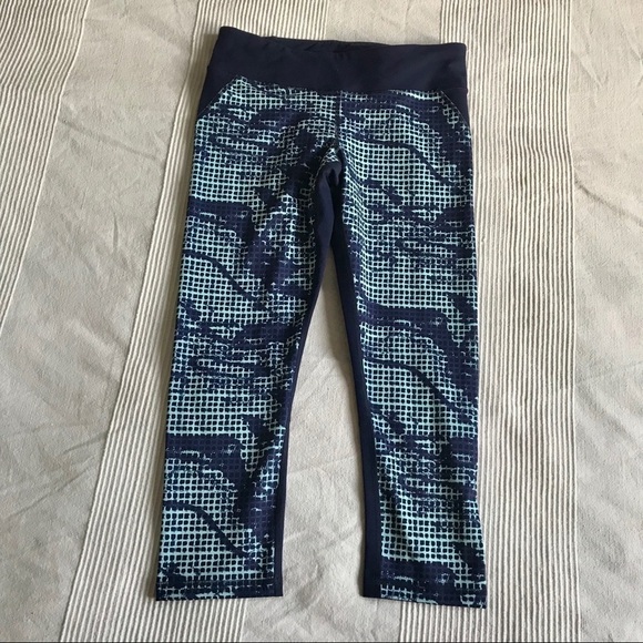 𝅺Under Armour HeatGear Fitted Patterned Capris Size Medium - Picture 1 of 5